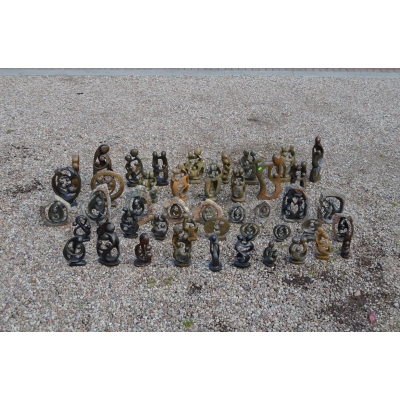 Wszystkie figurki kamienne zostały przywiezione z Zimbabwe. Często są nazywane Shona Art od plemienia zamieszkującego te tereny